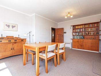 Advance ahead – character on Argyle Ave