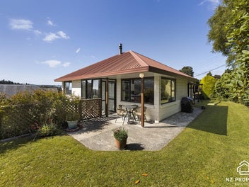 Gorgeous Glenleith with Gardens and Views