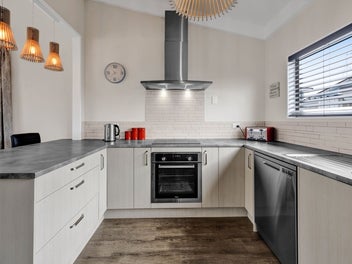 Modern, Low Maintenence - Walk to Beach