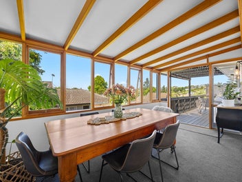 TRIPLE LIVING + SEA VIEWS IN MACLEANS ZONE