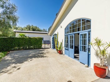 This Is Living! Lifestyle Close To Town