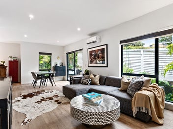 Freehold Large Living on Glendowie Border