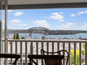 Expansive harbour-side living