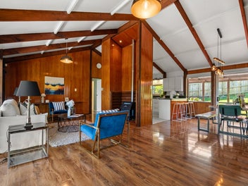 Prestigious Heights Living on 1,099m2