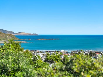 LYALL BAY VIEWS. MODERN LIVING, READY TO MOVE IN!