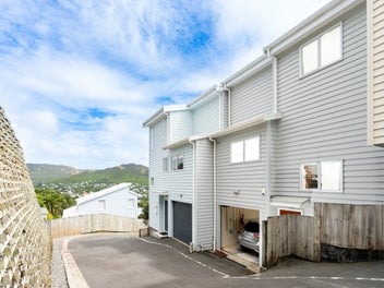 LIGHT-FILLED LIVING, WITH VIEWS!