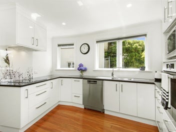 Stunning Family Haven in Scenic Sunnyview!