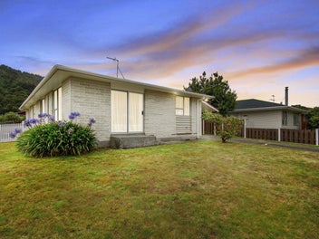 Charming Renovated Townhouse in Totara Park!
