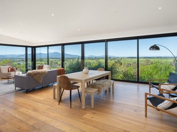 Light-filled architecture with sweeping outlook