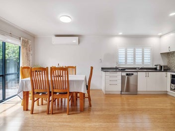 Stylish Family Living Near Train Station &Motorway