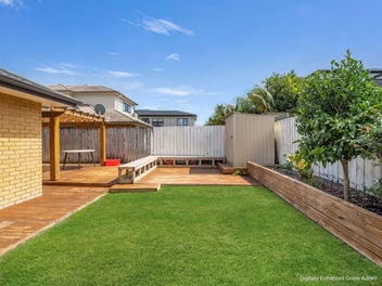 Stylish Family Living Near Train Station &Motorway