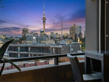 Sophisticated Sub-Penthouse with Stunning views