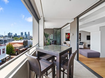 Sophisticated Sub-Penthouse with Stunning views