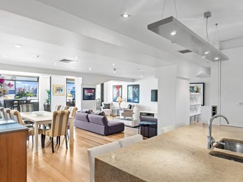 Sophisticated Sub-Penthouse with Stunning views