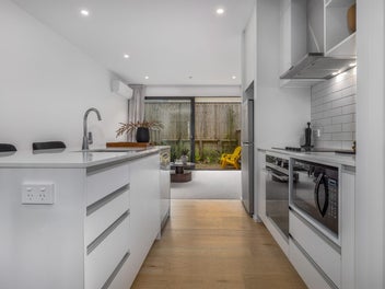 Stylish, Freehold & Central Living