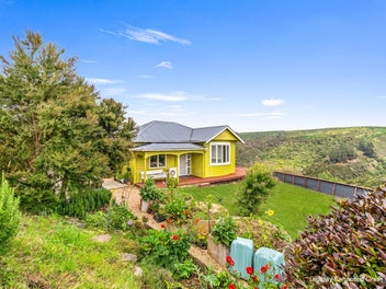 Lifestyle Self-Sufficient Retreat with Views