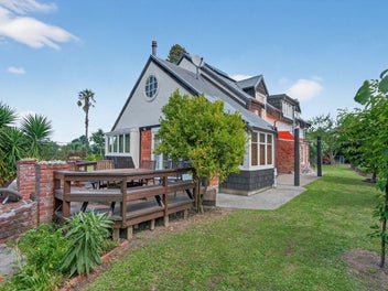 Late 1990s Home Styled in Classic English Elegance