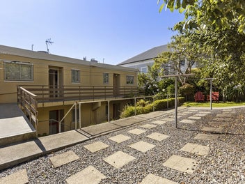 Perfectly Positioned Hataitai Bolt-Hole