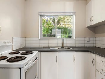 Perfectly Positioned Hataitai Bolt-Hole