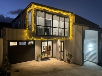 West Harbour’s Finest: Nearly New 5-Bed (3 Master)