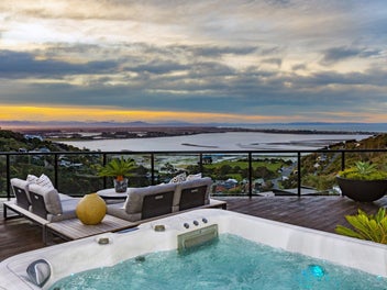 Luxury, views and clear instructions to sell !