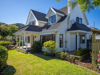 Admired Corner Classic - Prime City Fringe Living