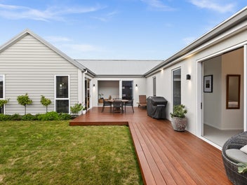 Effortless Modern Living with Indoor/Outdoor Flow