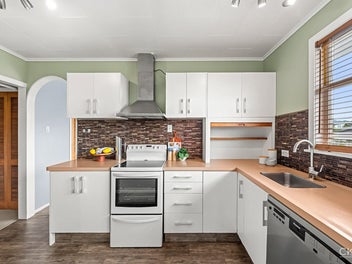 FLEXIBLE FAMILY LIVING WITH PEACEFUL BUSH OUTLOOK