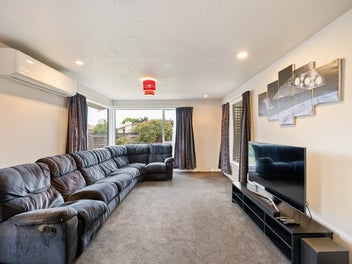 Coastal Charm with Scope to Shine!