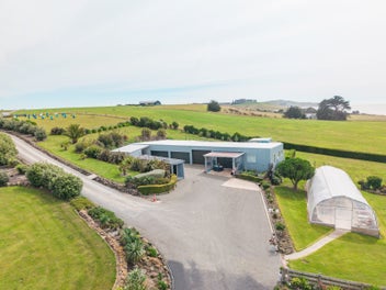 A landmark coastal residence - privacy, sea views