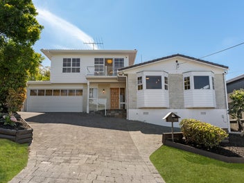 Castor Bay - Stunning Views & Family Living