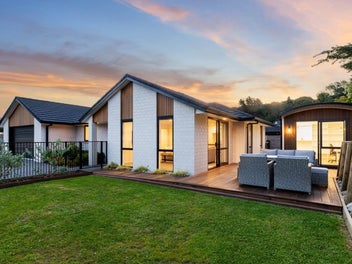 Immaculately Presented Charmer with Studio Bonus!