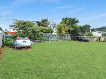 Rare 502m2 section with no covenants