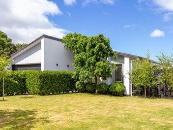 Striking Contemporary Family Residence