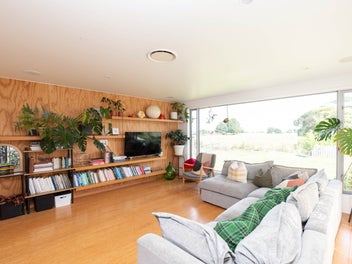 WOW – DESIGNER HOME + SEPARATE 72m2 STUDIO!