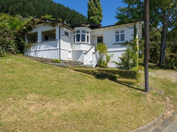 Creative 1930s Classic – huge views, huge...