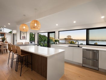 Luxury Living Above The Bay