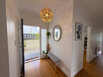 All day sun, 4 beds, study, huge private backyard