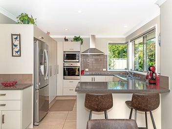 Modern living - private and prime location