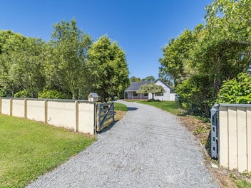 Charming country cottage. Development potential.