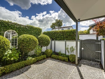 Estate sale - townhouse living, prime location