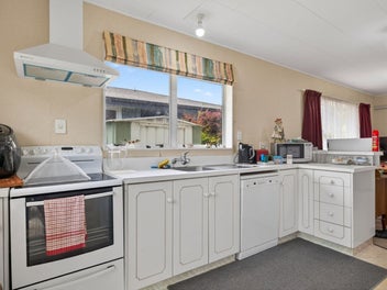 Quiet cul-de-sac living close to town