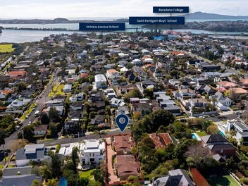 Water views, single-level, lock & leave