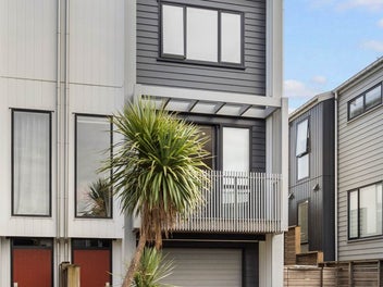 Space, Sun & Contemporary Comfort by the Park