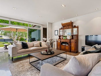 Sea views, style plus apartment