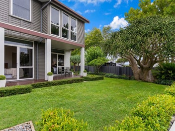 Sea views, style plus apartment- Final week