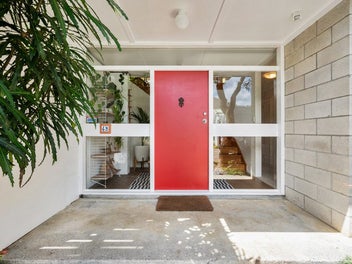 SUN-DRENCHED SECLUSION & 70s STYLE