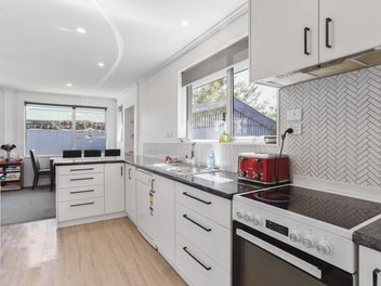 Calling Families, First Home Buyers or Investors.