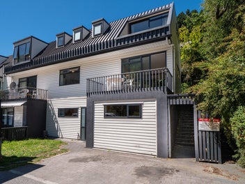 High-Yield Central Queenstown Six Bed