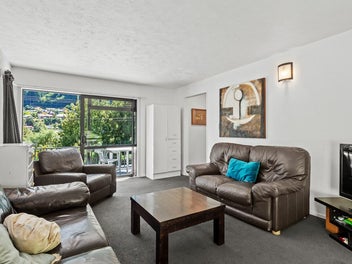 High-Yield Central Queenstown Six Bed